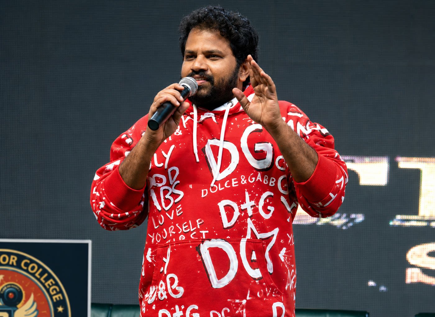 Speaker addressing students at a Tejas academy event